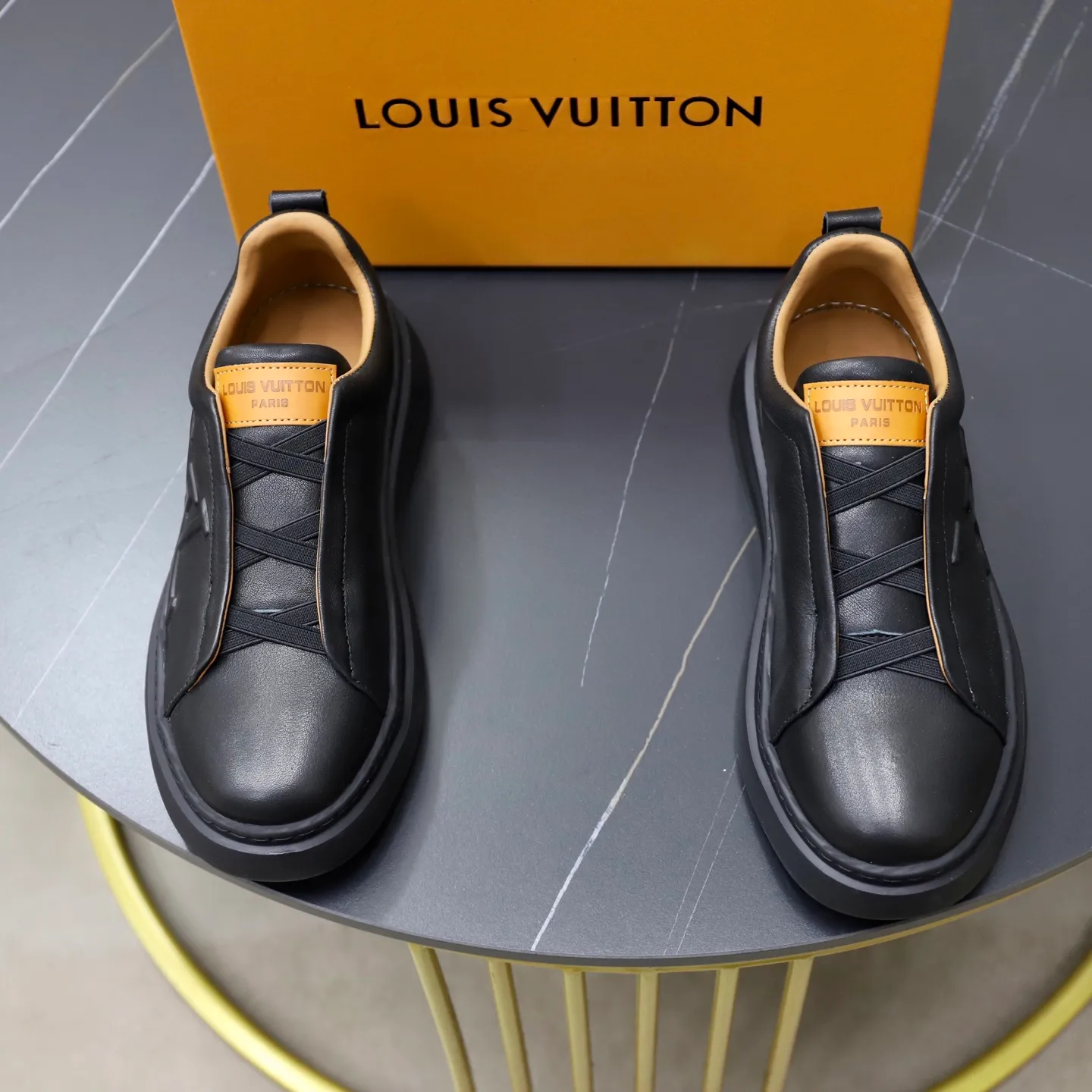 Men's shoes: 480💰🙅‍♂️🙅‍♂️🙅‍♂️ Brand: LV Louis Vuitton Standard code: 38-44 (45 customized) Grade: Same as the official website Material: Original cowhide fabric Comfortable cowhide lining Increased lightness, wear-resistant and soft outsole Style category: Men's fashionable casual shoes Running sneakers Distinguished luxury brand elements Top luxury Color: actual picture color